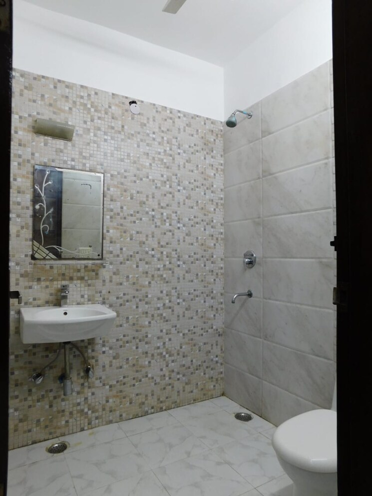 Bathroom, omaxe-park-plaza 3 Bedroom 1200 Sq.Ft. Builder Floor In Shakti Khand 2 Ghaziabad 8690223
