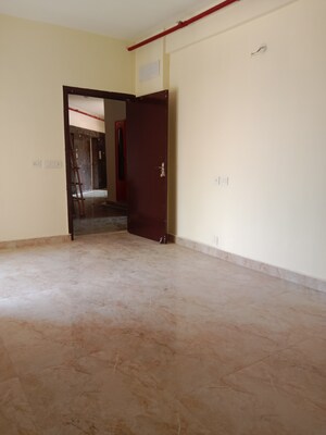 Room in 2.5 BHK Apartment at Amrapali Dream Valley, Tech Zone 4 Greater Noida – for Sale