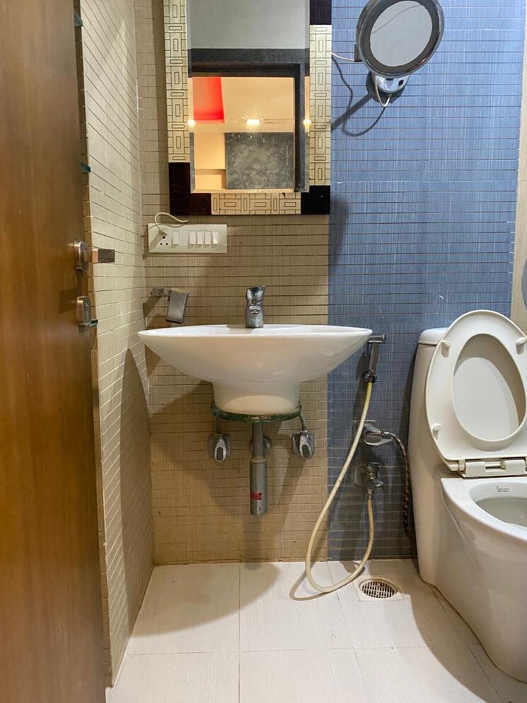 Bathroom, wadhwa-golden-peak 3 Bedroom 1050 Sq.Ft. Apartment In Bandra East Mumbai 8690277