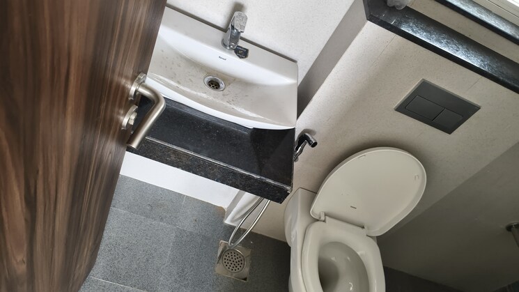 Bathroom, sheth-zuri 2 Bedroom 800 Sq.Ft. Apartment In Laxmi Nagar Thane 8690411