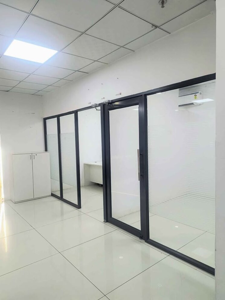 Room, lig colony Commercial Office Space 2000 Sq.Ft. In Lig Colony Indore 8690395