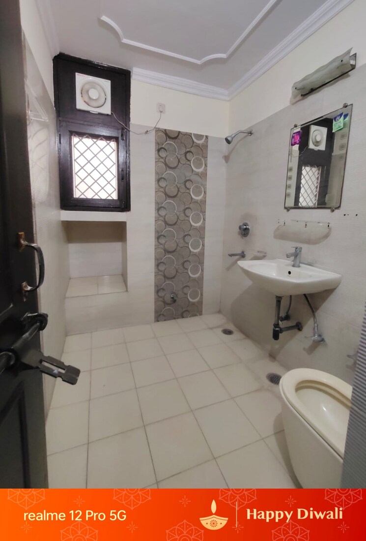 Attached Bathroom, rwa-apartments-sector-47 3 Bedroom 300 Sq.Yd. Independent House In Sector 47 Noida 8690608