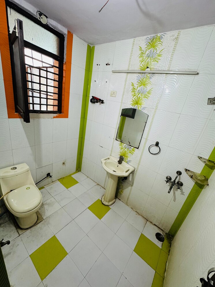 Bathroom, vidhayak-colony 4 Bedroom 2400 Sq.Ft. Apartment In Nyay Khand I Ghaziabad 8690689