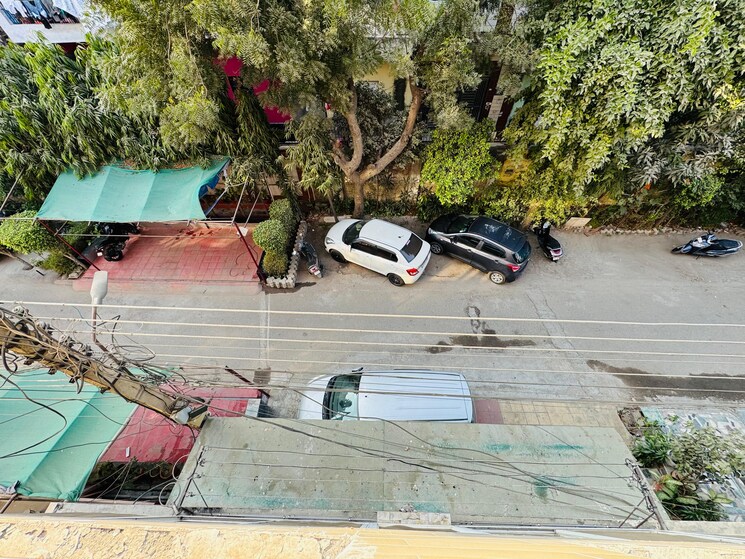  Parking, vidhayak-colony 4 Bedroom 2400 Sq.Ft. Apartment In Nyay Khand I Ghaziabad 8690689