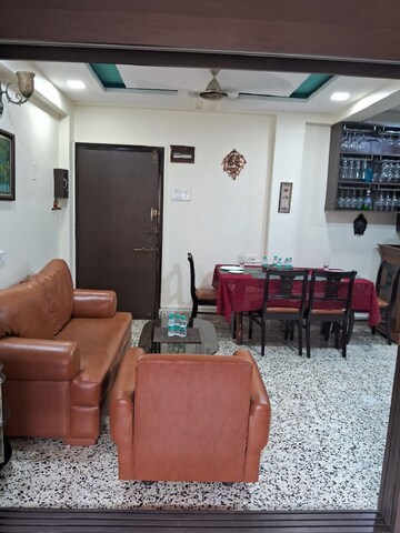 Living Room in 1.5 BHK Apartment at Santacruz West – for Rent
