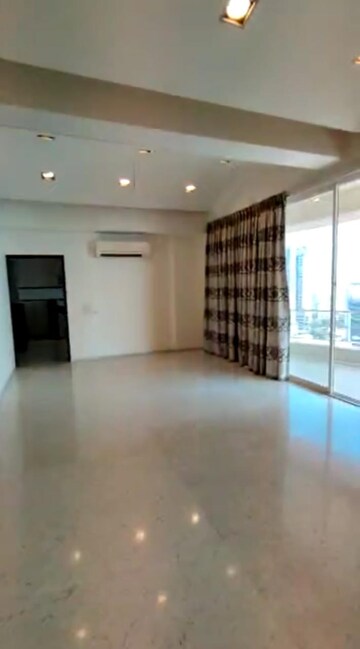 Room in 6 BHK Apartment at Girgaum Chowpatty – for Sale