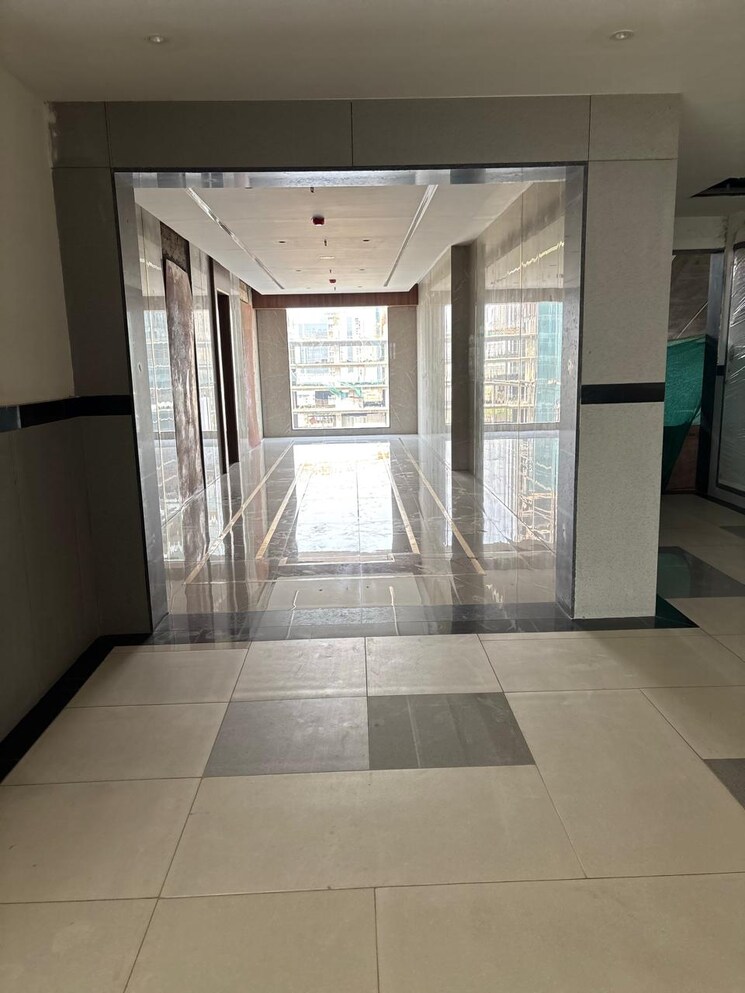 Room, sector 73 Commercial Office Space in IT/SEZ 1120 Sq.Ft. In Sector 73 Noida 8690731