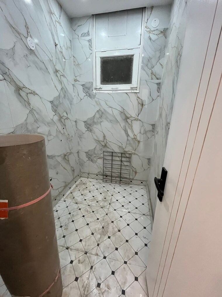 Bathroom, srishti-greenfield-homes 3 Bedroom 1900 Sq.Ft. Builder Floor In Green Fields Colony Faridabad 8690907