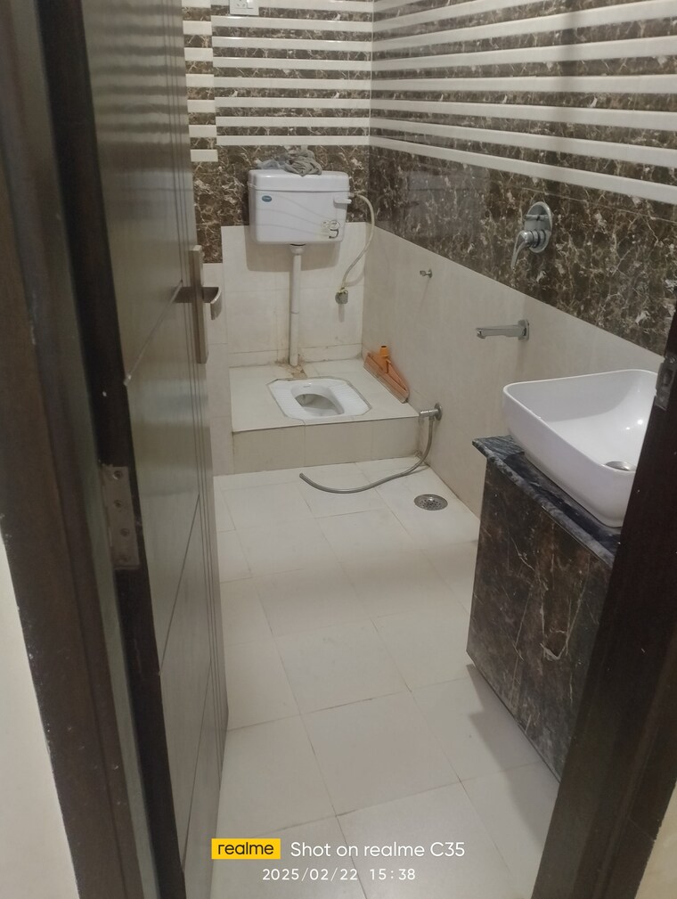 Bathroom, vishwakarma colony 2 Bedroom 65 Sq.Yd. Apartment In Vishwakarma Colony Delhi 8690993