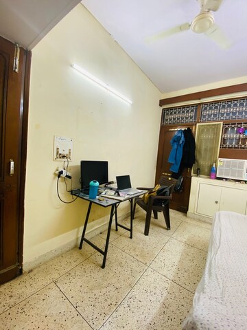 Room in 1 BHK Apartment at Karol Bagh – for Rent