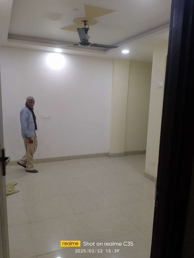 Room, vishwakarma colony 3 Bedroom 100 Sq.Yd. Apartment In Vishwakarma Colony Delhi 8691190