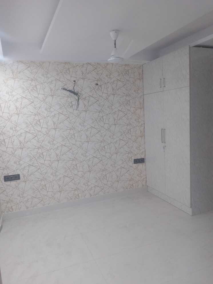 Room, vishwakarma colony 3 Bedroom 100 Sq.Yd. Apartment In Vishwakarma Colony Delhi 8691190
