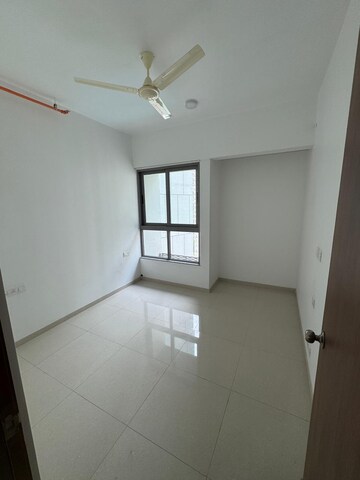 Room in 2 BHK Apartment at Kalpataru Immensa, Kolshet Road – for Rent