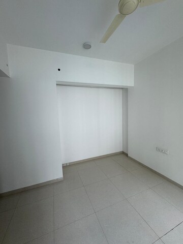 Room in 2 BHK Apartment at Kalpataru Immensa, Kolshet Road – for Rent