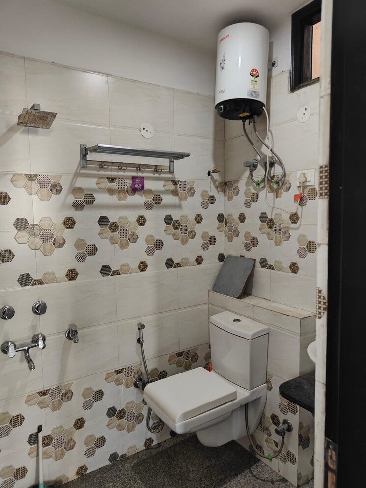 Bathroom, ardee-city 3 Bedroom 1800 Sq.Ft. Builder Floor In Sector 52 Gurgaon 8691468