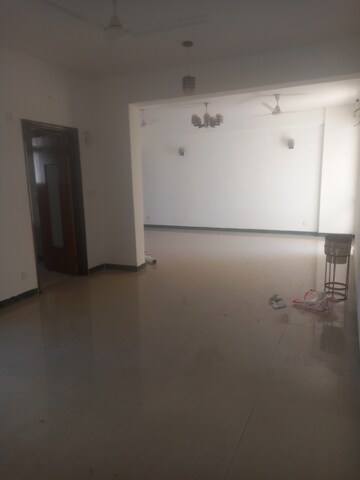 Furnished Amenities in 3 BHK Apartment at Sector 54 – for Rent