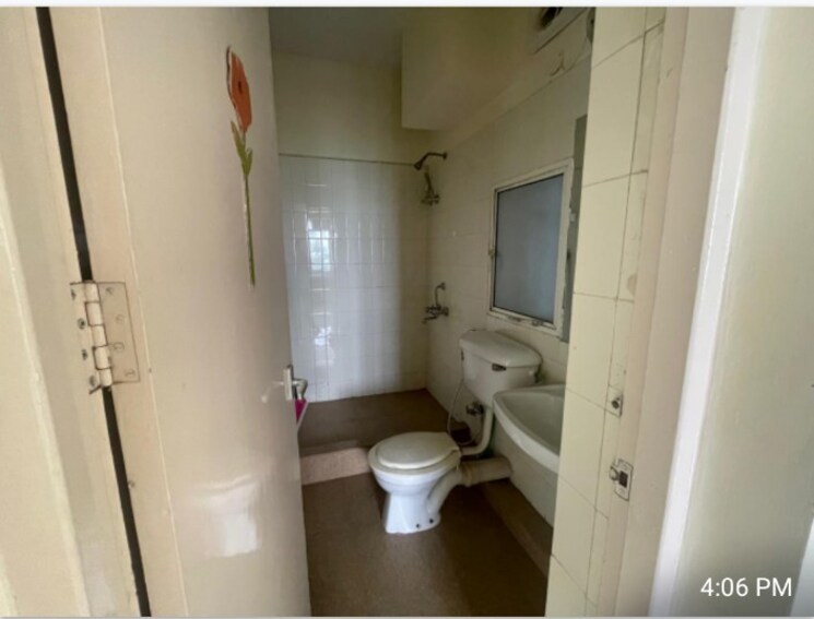 Bathroom, dlf-the-carlton-estate 3 Bedroom 1350 Sq.Ft. Apartment In Dlf Phase V Gurgaon 8691497