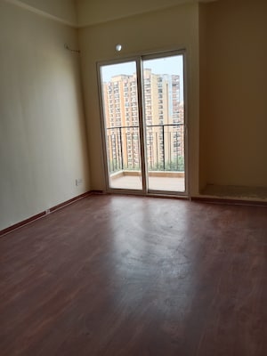 Room in 2.5 BHK Apartment at Amrapali Dream Valley, Tech Zone 4 Greater Noida – for Sale
