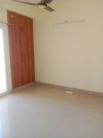 Room in 2.5 BHK Apartment at Amrapali Dream Valley, Tech Zone 4 Greater Noida – for Sale
