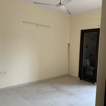 Room in 4 BHK Apartment at MKS La Royale, Indrapuram – for Rent