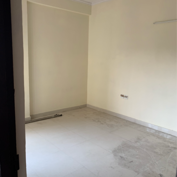 Room in 4 BHK Apartment at MKS La Royale, Indrapuram – for Rent