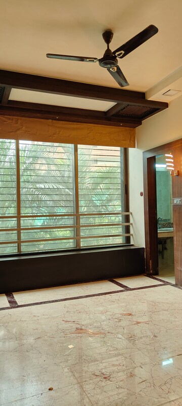 Room in 2.5 BHK Apartment at Oberoi Springs, Andheri West – for Rent