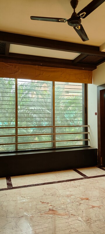 Room in 2.5 BHK Apartment at Oberoi Springs, Andheri West – for Rent