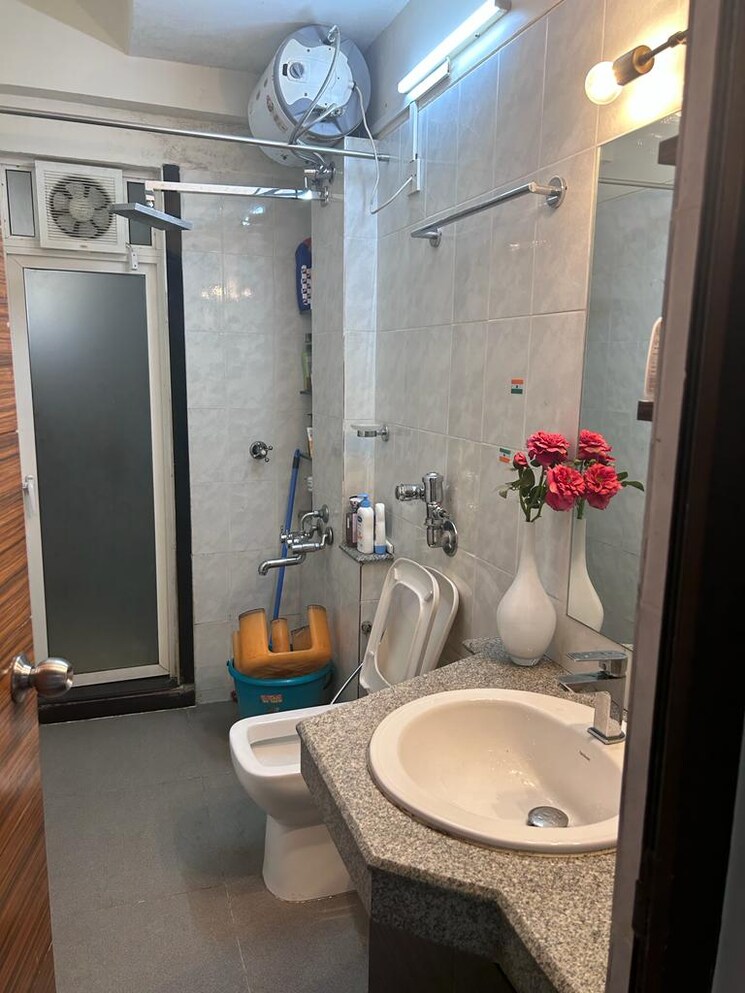 Bathroom, hiranandani-gardens-valencia 2 Bedroom 1050 Sq.Ft. Apartment In Powai Mumbai 8692285