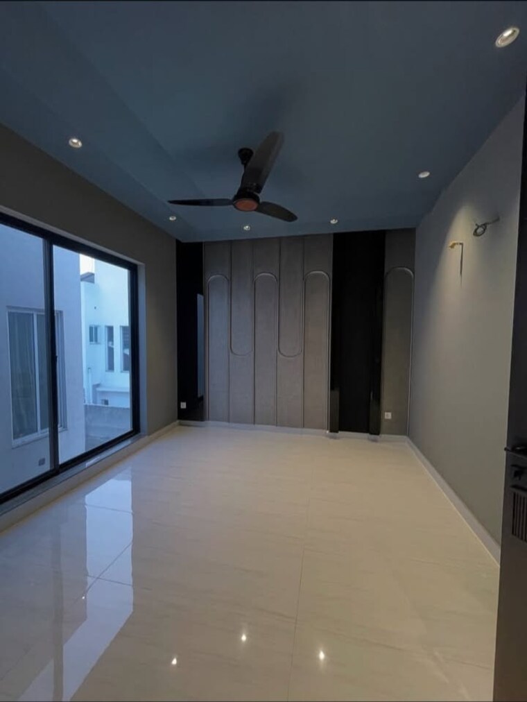 Room, sector 30 4 Bedroom 2250 Sq.Ft. Builder Floor In Sector 30 Faridabad 8692566