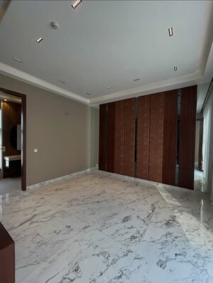 Room in 4 BHK Builder Floor at Sector 37 – for Sale