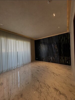 Room in 4 BHK Builder Floor at Sector 37 – for Sale