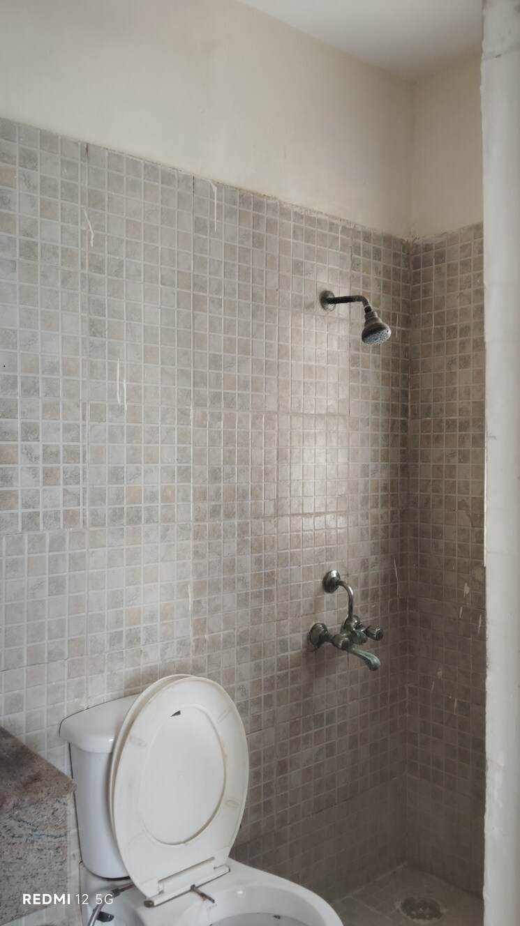 Bathroom, paras-tierea 2 Bedroom 825 Sq.Ft. Apartment In Sector 137 Noida 8692925