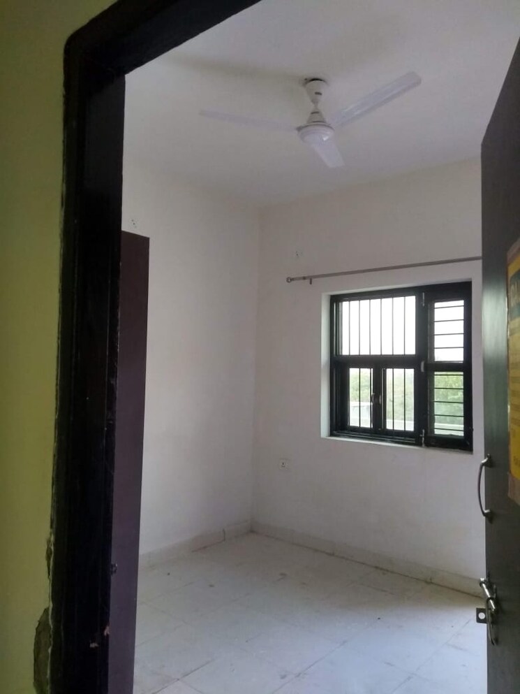 Room, sector 52 2 Bedroom 140 Sq.Yd. Builder Floor In Sector 52 Gurgaon 8693272