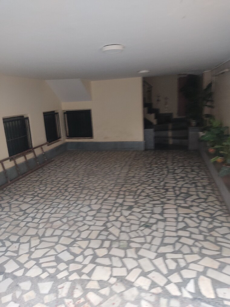  Parking, shivalik colony 3 Bedroom 200 Sq.Yd. Builder Floor In Shivalik Colony Delhi 8693571