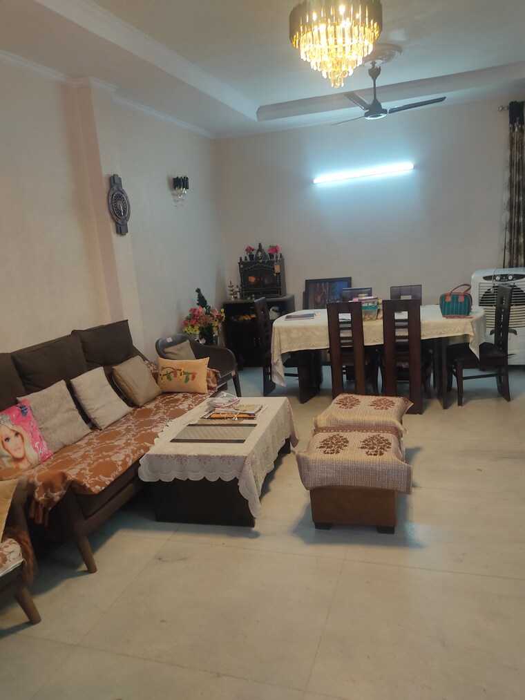 Living Room, shivalik colony 3 Bedroom 200 Sq.Yd. Builder Floor In Shivalik Colony Delhi 8693571