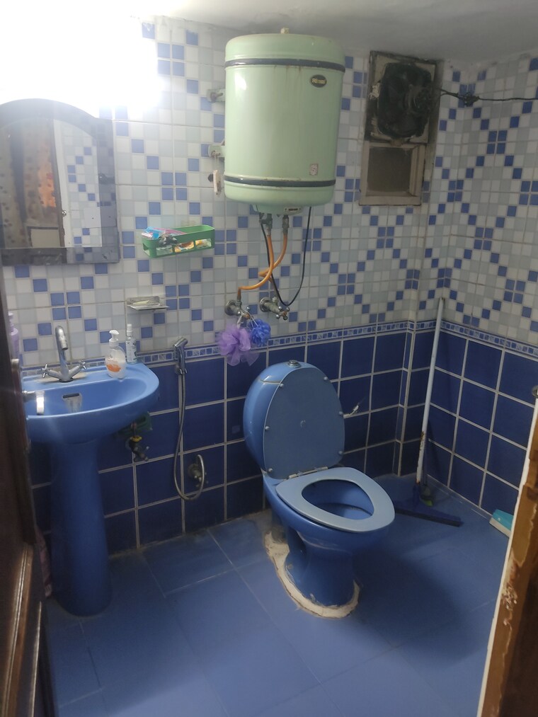Bathroom, shivalik colony 3 Bedroom 200 Sq.Yd. Builder Floor In Shivalik Colony Delhi 8693571