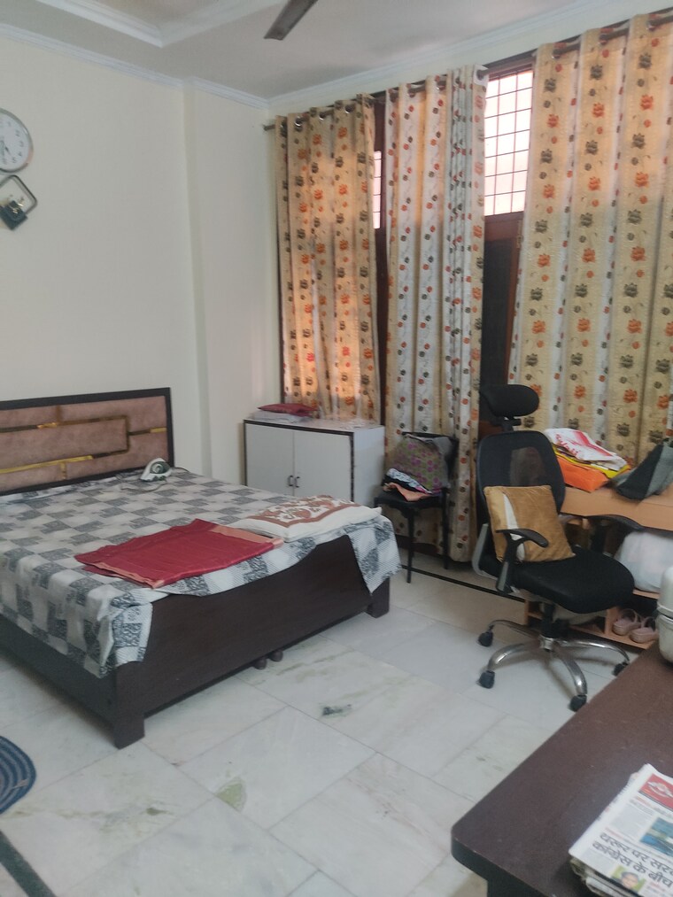 Bedroom, shivalik colony 3 Bedroom 200 Sq.Yd. Builder Floor In Shivalik Colony Delhi 8693571