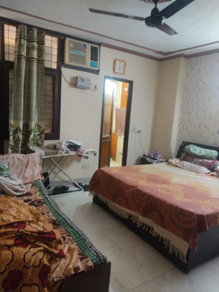 Bedroom, shivalik colony 3 Bedroom 200 Sq.Yd. Builder Floor In Shivalik Colony Delhi 8693571