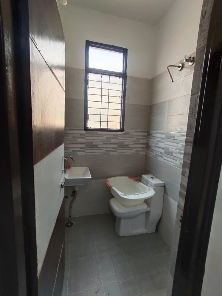 Bathroom, dhakoli 3 Bedroom 1000 Sq.Ft. Builder Floor In Dhakoli Zirakpur 8693824