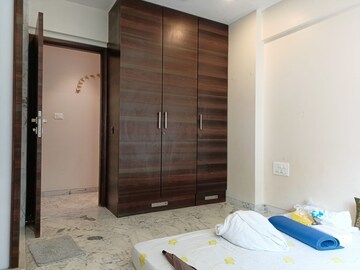 Room in 2 BHK Apartment at Somerset Apartments Bandra West, Bandra West – for Rent