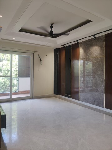 Room in 3 BHK Builder Floor at Unitech South City 1, South City 1 – for Rent