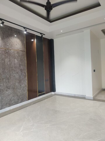 Room in 3 BHK Builder Floor at Unitech South City 1, South City 1 – for Rent