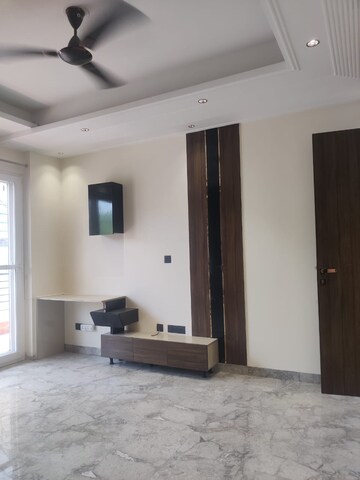 Building Lobby in 3 BHK Builder Floor at Unitech South City 1, South City 1 – for Rent