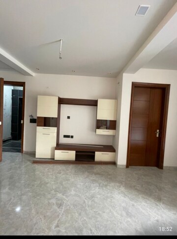 Room in 3 BHK Builder Floor at RWA Residential Society Sector 46, Sector 46 – for Rent