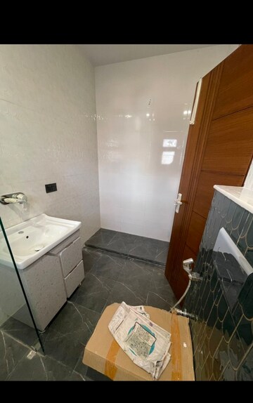 Master Bedroom in 3 BHK Builder Floor at RWA Residential Society Sector 46, Sector 46 – for Rent