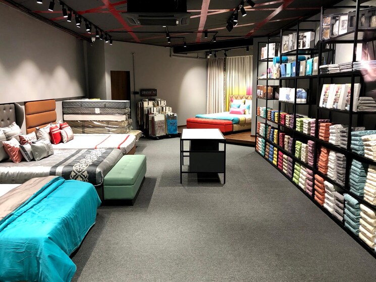  Parking, hirabaug-business-center Commercial Showroom 4000 Sq.Ft. In Shukrawar Peth Pune 8694003