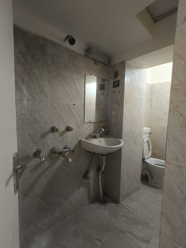 Bathroom, safdarjung enclave 2 Bedroom 1350 Sq.Ft. Builder Floor In Safdarjung Enclave Delhi 8694108