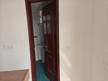 Furnished Amenities in 3.5 BHK Apartment at Omaxe Waterscapes, Gomti Nagar – for Rent