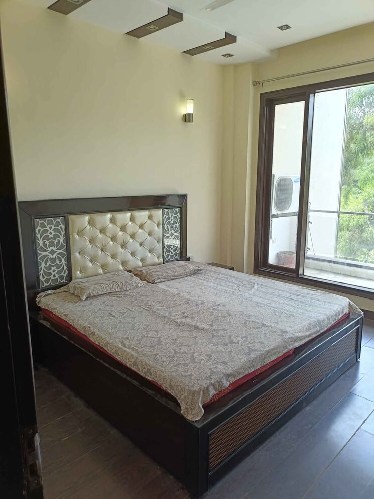 Bedroom, sector 9 3 Bedroom 250 Sq.Yd. Builder Floor In Sector 9 Gurgaon 8694122