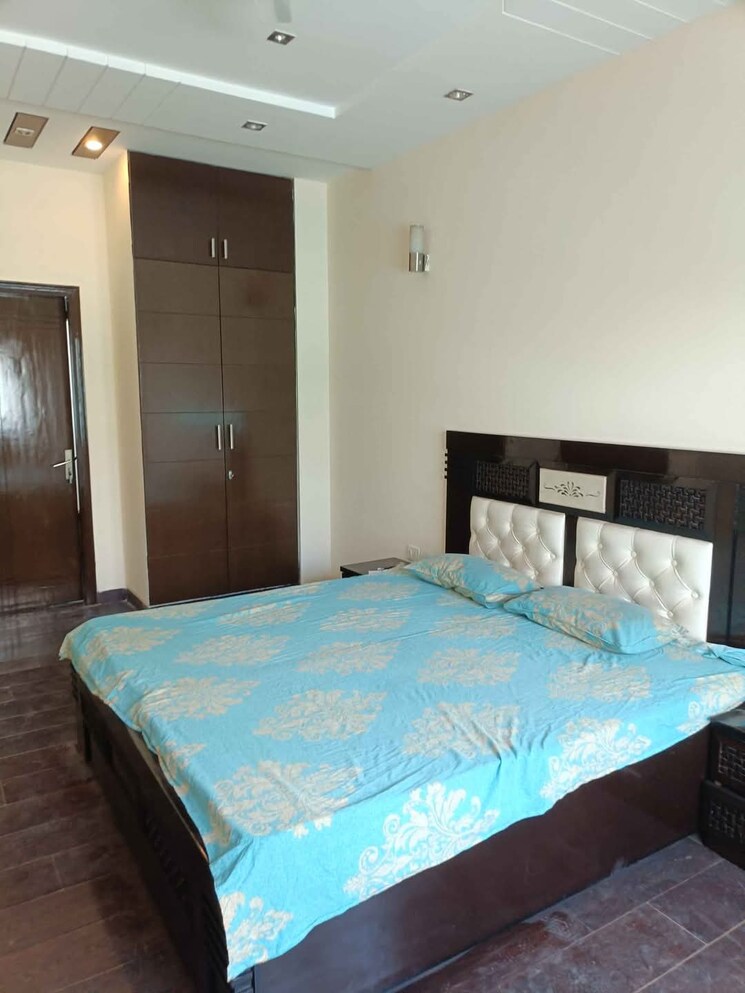 Bedroom, sector 9 3 Bedroom 250 Sq.Yd. Builder Floor In Sector 9 Gurgaon 8694122